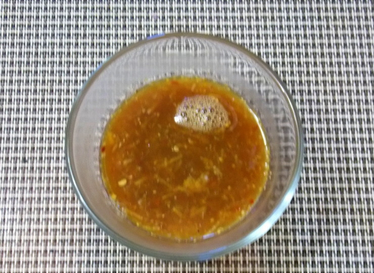 1. Этап. Свинина, запеченная в апельсиновом соусе: Смешайте в чаше апельсиновый сок, мед, уксус, соевый соус, тертый чеснок и острый перец. Уварите на среднем огне в два раза.