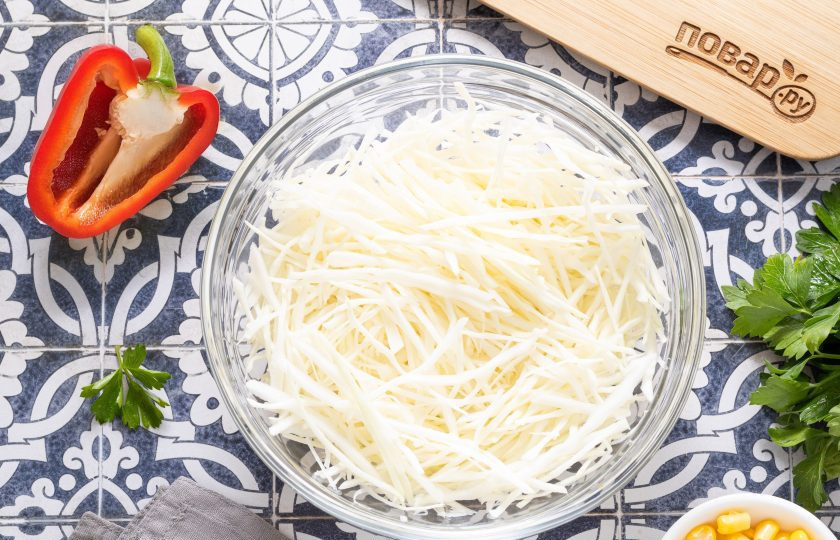 1. Этап. Салат из капусты, перца и кукурузы: Капусту тонко нашинкуйте, подсолите и пожмите руками, чтобы она дала сок.