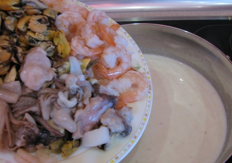 1. Этап. Суп с морепродуктами: Всыпьте в суп морепродукты. Варите их в течение 10 минут на среднем огне.