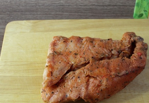 1. Этап. Индейка запеченная с картошкой бэби: Вот такой кусочек филе индейки с томатами и орегано, его уже не надо мариновать перед запеканием.