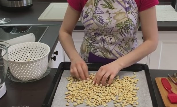 1. Этап. Настоящий торт Сникерс: 2. Выложите сухие орехи в один слой на пергамент и поставьте в разогретую до 180 градусов духовку на 5 минут.