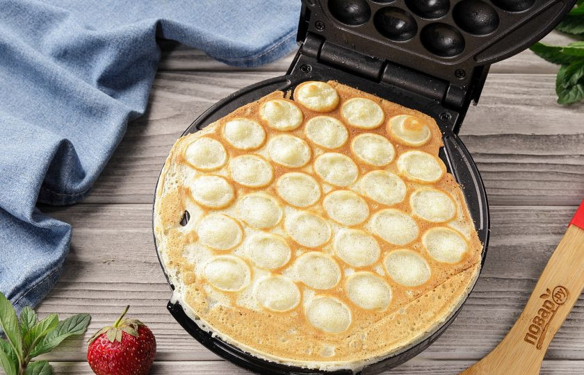 1. Этап. Гонконгские вафли: Выпекайте около 7-10 минут. Когда вафля пропечётся, аккуратно достаньте её при помощи деревянной лопатки.