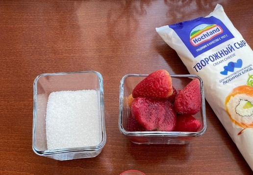 1. Этап. Рулет Карпатка: В первую очередь необходимо приготовить клубничное пюре. Для этого подготовим все необходимые ингредиенты.