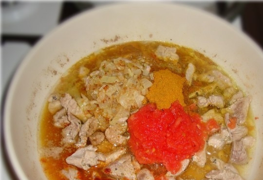 1. Этап. Рисовая лапша со свининой: Влейте к обжаренному мясу стакан воды, всыпьте все необходимые специи и посолите. Помидор очистите от кожицы. Для этого обдайте его кипятком. Затем натрите томат на терке и положите мякоть с выделившимся соком в сковородку.