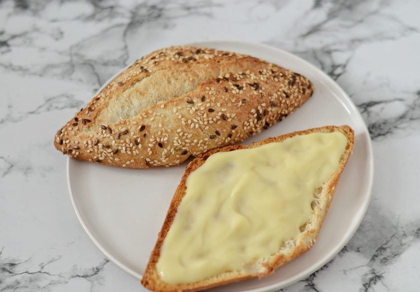 1. Этап. Тост с клубникой: Намажьте булочку ванильным пудингом, сверху выложите клубнику и крошку из миндаля.