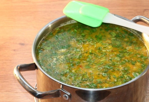 1. Этап. Cуп из куриных шеек с рисом: 10. Подавать суп можно сразу, но будет вкуснее, если он настоится под крышкой ещё минут 15 и не забыть удалить лавровый лист.