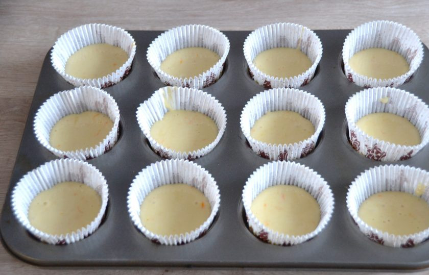 1. Этап. Апельсиновый ганаш: Разложите тесто в формочки, заполняйте их наполовину. Разогрейте духовку до 180 градусов, выпекайте капкейки 25 минут.