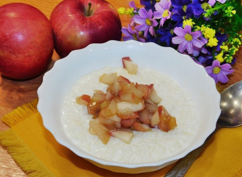 1. Этап. Рис с яблоками: Выложите кашу в тарелку и сверху немного яблочной начинки. Приятного аппетита!