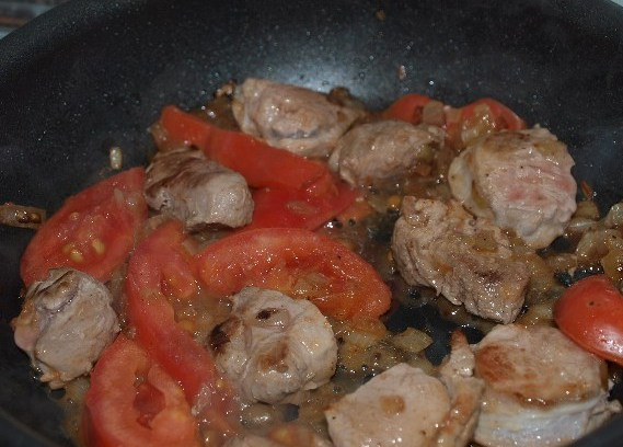 1. Этап. Телятина, жареная на сковороде: Затем добавляем к мясу и луку нарезанные помидоры, жарим все еще пару минут.