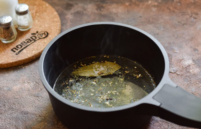 1. Этап. Свекла маринованная с имбирем на зиму: В кастрюлю влейте воду, добавьте соль и сахар, специи, проварите 3 минуты.