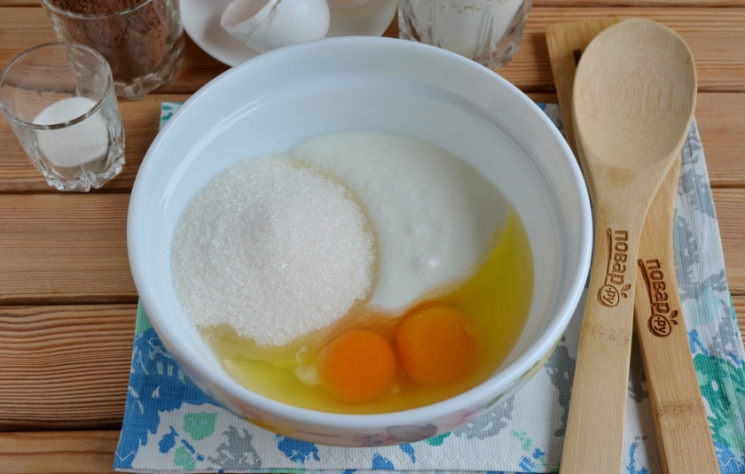 1. Этап. Быстрый шоколадный торт: Смешайте венчиком два яйца со стаканом сахара и стаканом кефира (сметаны).