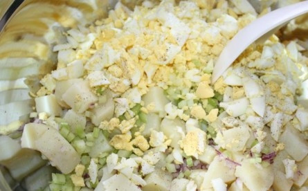 1. Этап. Картофельный салат с яйцом: 5. Готовые яйца охладите, очистите, нарежьте и соедините с картофелем. Туда же добавьте лук, горошек, кукурузу и морковь, если используете в рецепте.