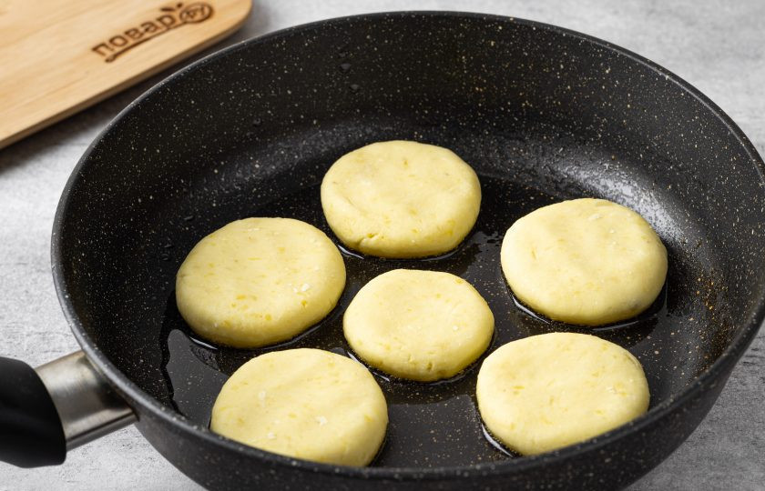 1. Этап. Картофельные лепешки Имомоти: Разогрейте сковороду с растительным маслом на среднем огне. Обжарьте картофельные лепешки с двух сторон 3-4 минуты до золотистого цвета.