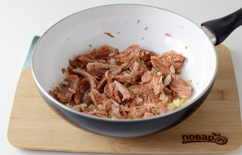 1. Этап. Соевое мясо в томатном соусе: Добавьте обратно жареный лук и чеснок.