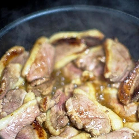 1. Этап. Тушеное мясо утки с яблоками: Обжариваем мясо со всех сторон до румяности.