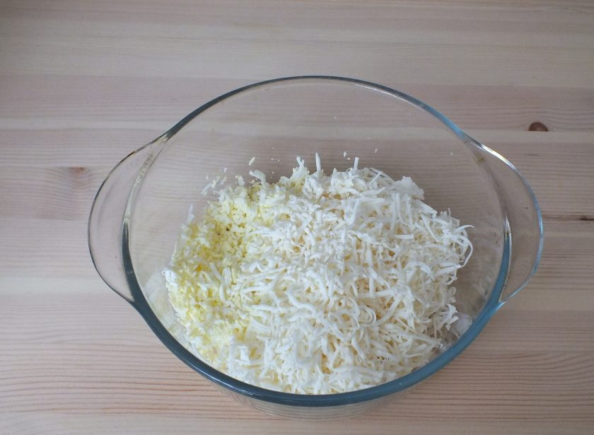 1. Этап. Закуска новогодняя Мышки с крабовыми палочками: Плавленый сыр слегка подморозьте и натрите на мелкой терке. Также натрите яйца.