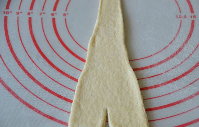 1. Этап. Круассаны с заварным кремом: Сделайте небольшой надрез в основании треугольника.