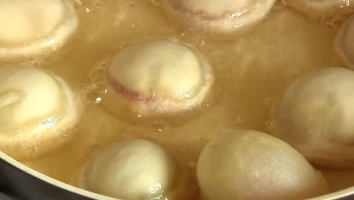 1. Этап. Пирожки Бомбочки без дрожжей: 8. Жарить бомбочки нужно в большом количестве масла с обеих сторон до золотистого цвета.