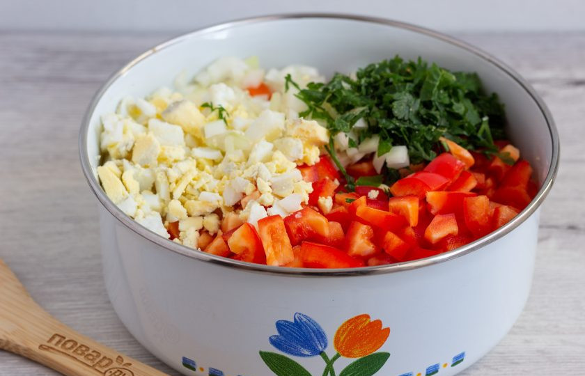 1. Этап. Салат Знакомый: Затем также кубиком нарежьте 2 яйца, лук и перец. Зелень мелко порубите.