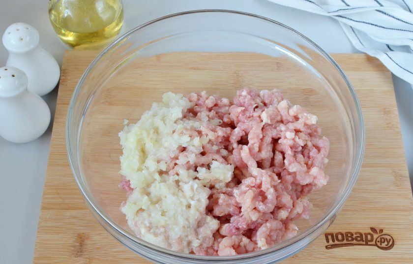 1. Этап. Куриные котлеты с манкой: Вымойте тщательно мясо, очистите овощи (лук и чеснок). Пропустите всё через мясорубку, я ставлю крупное металлическое сито, тогда котлетки получаются красивее внутри.