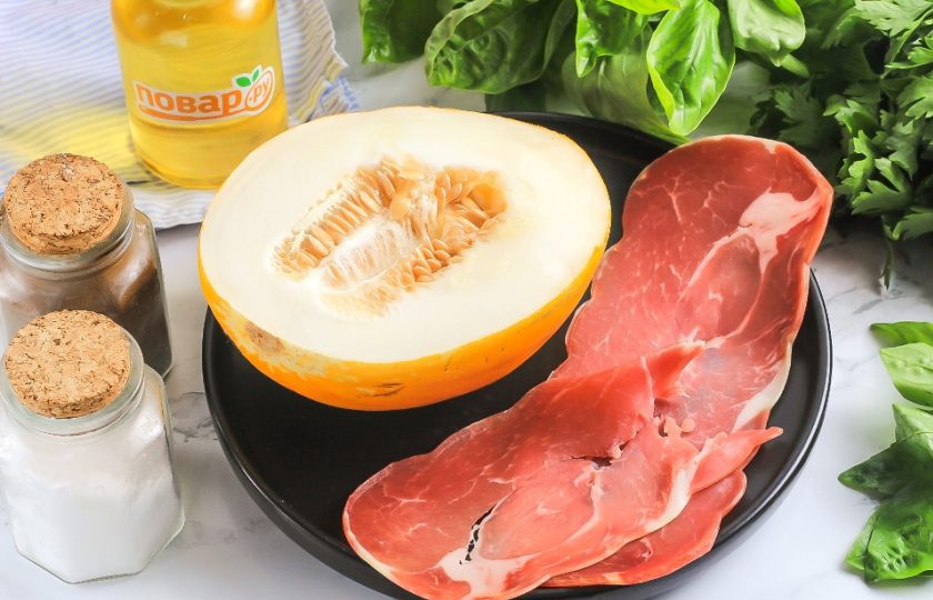 1. Этап. Дыня Прошутто: Подготовьте указанные продукты. Дыню заранее разрежьте и удалите косточки.