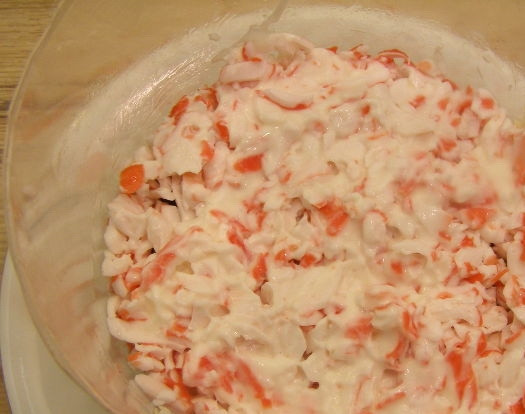 1. Этап. Салат Любимый с черносливом: Покрываем чернослив с орехами внутри оставшимися крабовыми палочками. Смазываем майонезом.