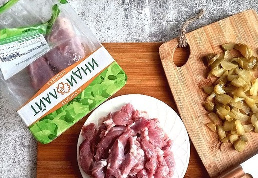 1. Этап. Азу из филе бедра индейки: Нарезаем индейку и огурец маринованный. Я взяла острые огурцы, можно взять солёный.