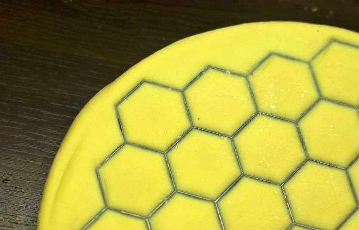 1. Этап. Домашние пельмени: Затем берем скалку и начинаем аккуратно прокатывать ею по верхнему тесту. Катаем до тех пор пока не проявится форма. Тесто, оставшееся по краям собираем и раскатываем из него блины.