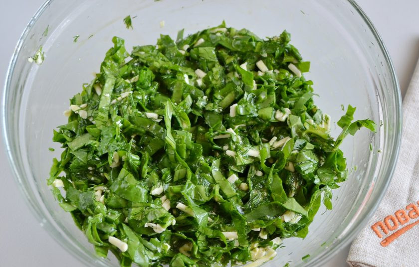 1. Этап. Пирог со шпинатом и укропом: Хорошо перемешайте начинку.