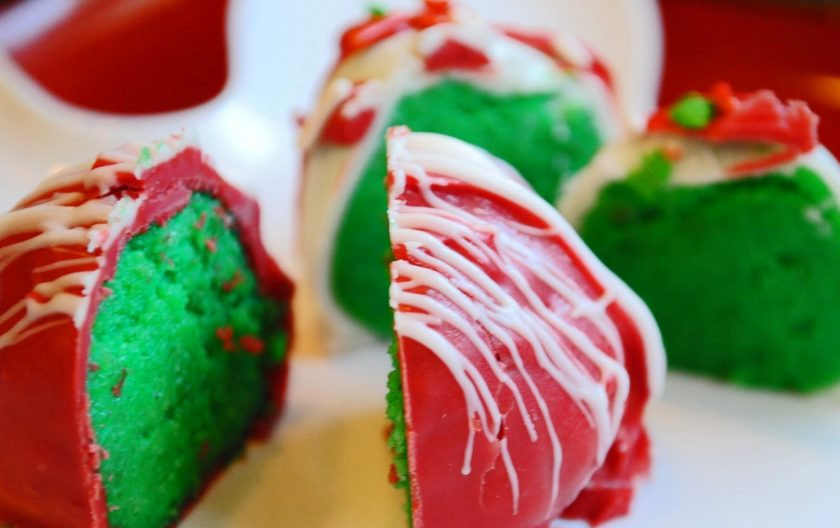 1. Этап. Кейкпопсы Рождественский сюрприз: Уберите кейкпопсы в холодильник до полного застывания (около 20 минут). Смотрите, какой десерт красивый внутри!