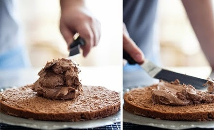 1. Этап. Торт Прага со сгущенкой: 7. Для приготовления крема в небольшом сотейнике взбейте желток с водой и сгущенкой. Прогрейте на огне, постоянно помешивая, но не доводя до кипения. Отдельно взбейте размягченное сливочное масло до мягкости. Добавьте сгущенку и какао, еще раз взбейте. Соберите торт, промазав коржи кремом.