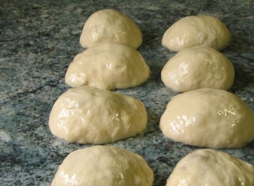 1. Этап. Постные пирожки на сковороде: 5. Выложить тесто на присыпанную мукой поверхность и приступить к лепке пирожков. Нужно плотно защипывать края, чтобы в процессе жарки начинка не прорывалась.