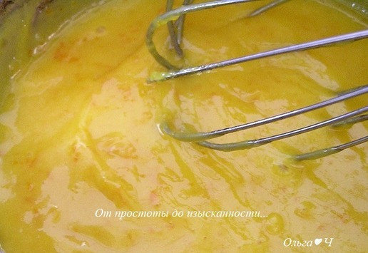 1. Этап. Апельсиновые профитроли: Нагрейте массу на маленьком огне, постоянно помешивая венчиком, пока от смеси не начнет подниматься густой пар.