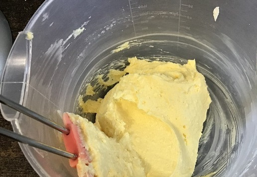 1. Этап. Печенье Вертушки: В кухонный комбайн поместите сливочное масло комнатной температуры, сливочный сыр (у меня сыр творожный Силивочный ТМ Hochland), сахар, яичный желток и ванильный экстракт. Взбейте до получения однородной массы, при необходимости соскабливая со стенок чаши. Мне кажется, что именно творожный сыр придает нежность и пышность тесту, поэтому не стоит заменять его на творог.