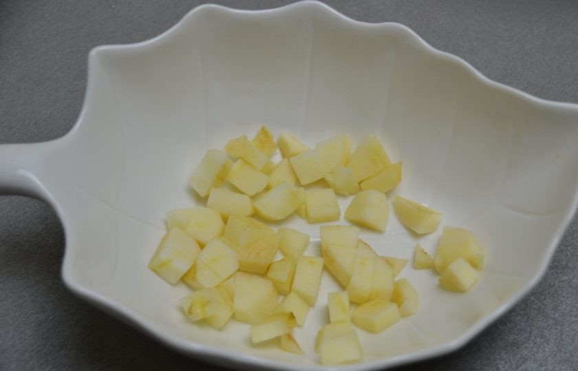 1. Этап. Постный фруктовый салат: Яблоко порежьте мелким кубиком.