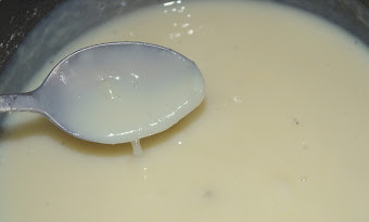 1. Этап. Фытыр по-египетски: Размешиваем до однородности, чтобы все смешалось, оставшиеся 1,5 стакана молока нагреть, но не кипятить, вливаем яично-сахарную смесь в горячее молоко и все размешиваем венчиком, чтобы не было комков. Варим несколько минут до загустения.