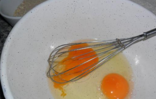 1. Этап. Кляр для наггетсов: Тщательно взбейте яйца с солью и перцем.