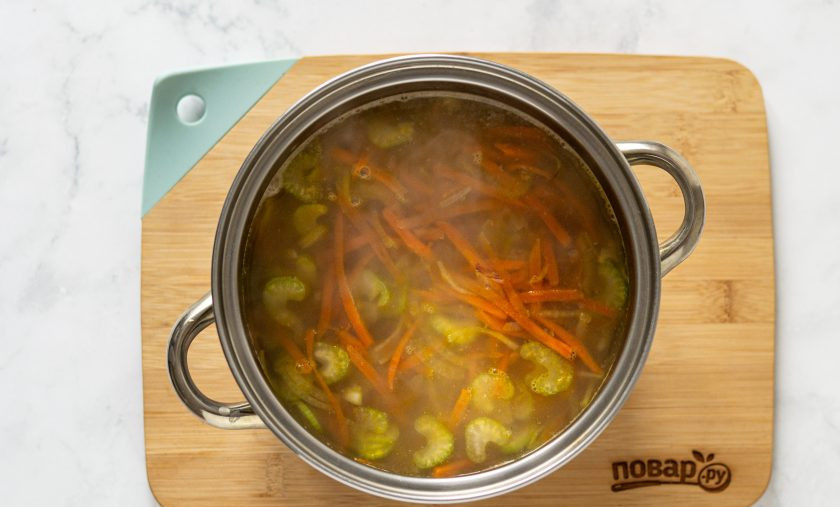 1. Этап. Постный суп из маша: Добавьте овощную зажарку в кастрюлю, варите еще 5 минут.