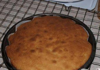 1. Этап. Клубничная губка: 3. Вылить тесто в круглую форму и выпекать в предварительно прогретой печке при температуре 180-190 градусов, пока корж не станет золотистым. Вы тянуть корж и оставить остывать.