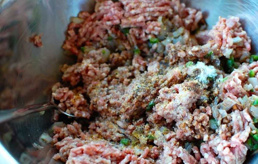 1. Этап. Говяжьи котлеты для бургеров: 5. Остывшие и обжаренные овощи смешайте с фаршем, добавьте по вкусу соль и перец, чесночный порошок и соевый соус.