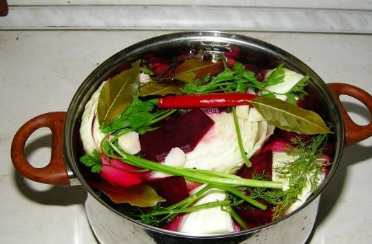 1. Этап. Капуста по-грузински: 9. Доведите до кипения, дайте сахару с солью полностью раствориться. Кипящим маринадом залейте капусту.