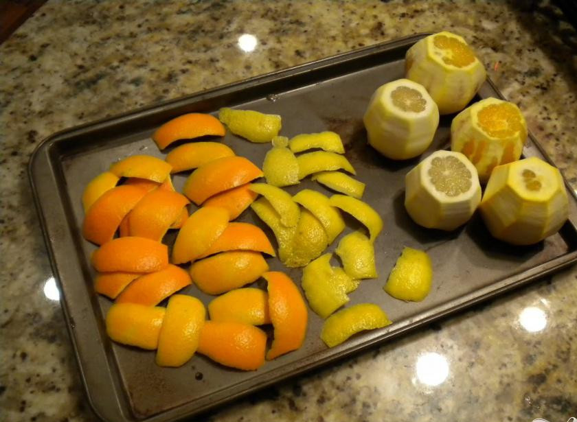 1. Этап. Цитрусовый конфи: 1. Разрезать фрукты на четыре части и очистить от кожуры. Кожуру не выкидывать.