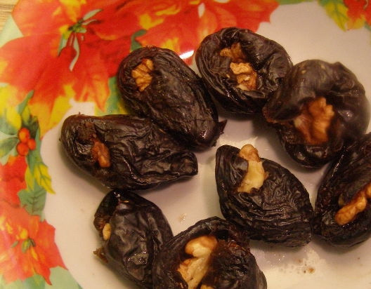 1. Этап. Салат Любимый с черносливом: В черносливе сделайте разрез и наполните чернослив грецкими орехами.