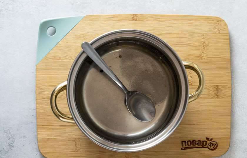 1. Этап. Консервированные огурцы с уксусом: Слейте воду в кастрюлю, добавьте сахар, соль и уксус. Доведите до кипения и проварите 3 минуты.