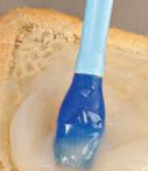 1. Этап. Пирог ягодный полосатый: Крахмал развести в 4 ст. л. воды. Добавить сахарную пудру, тщательно размешать. С помощью кулинарной кисти из силикона смазать получившейся помадкой выпеченную форму для пирога.