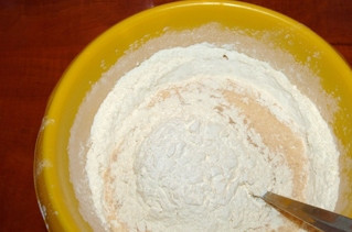 1. Этап. Тесто на кефире для пирожков: 3. В яично-кефирную смесь добавляем соль и соду, и тщательно размешиваем. Всыпаем муку небольшими порциями.