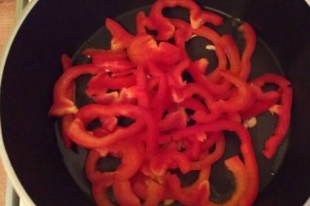 1. Этап. Соба с морепродуктами: Отправляем перец к чесноку, обжариваем минуты 2, помешивая.