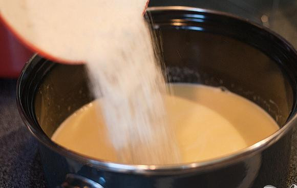 1. Этап. Пирог со сливочным кремом: 2. После того, как масло растает, постепенно добавить смесь сахара и кукурузного крахмала, непрерывно взбивая венчиком. Варить, постоянно помешивая, пока смесь не станет густой и кремовой. Это займет примерно 10-15 минут.