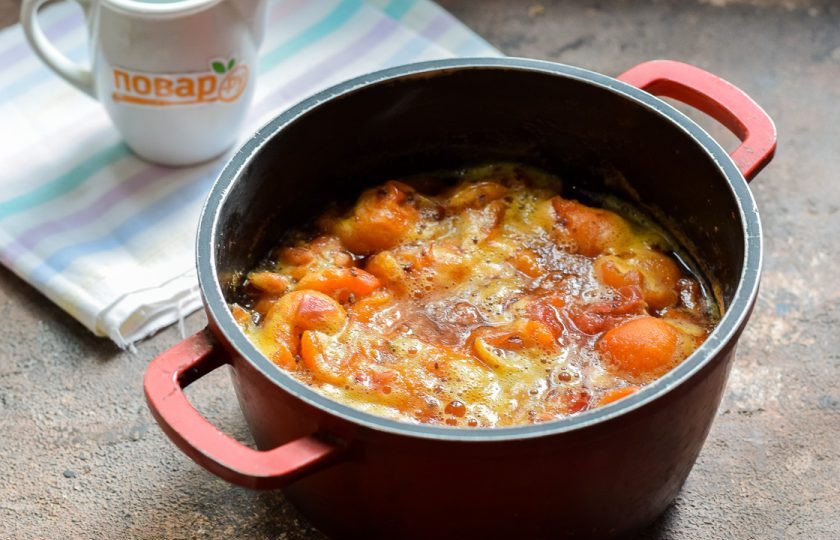 1. Этап. Варенье из крыжовника с абрикосом: Варите варенье один час на тихом огне.