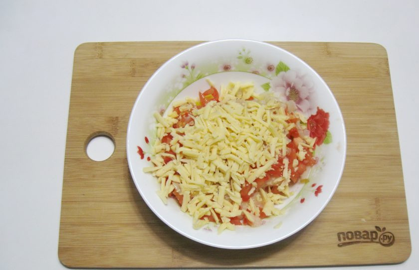 1. Этап. Перцы фаршированные курицей в духовке: Добавьте тертый сыр.